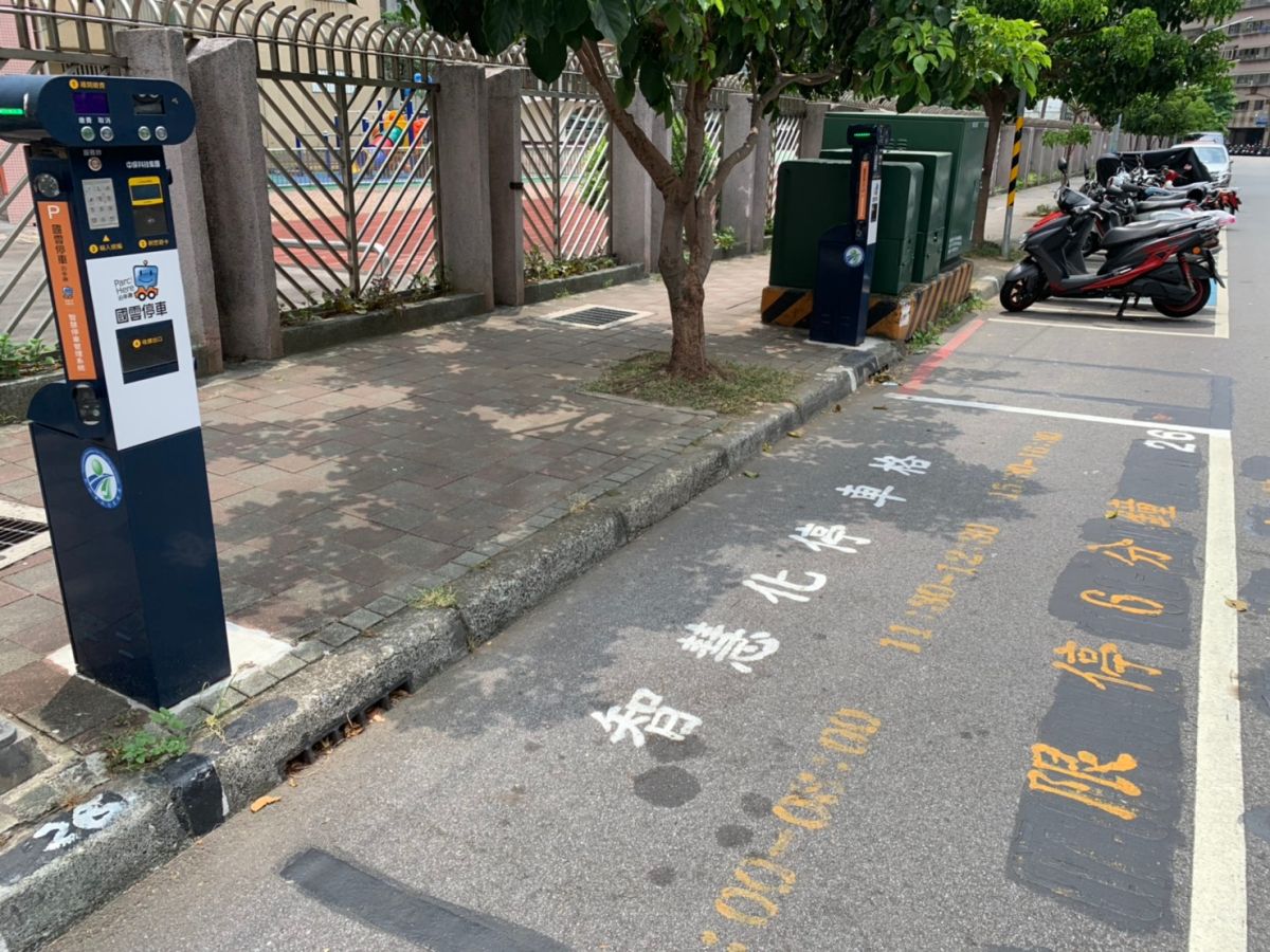 ▲新北市今年12月於汐止區秀峰高中、板橋區海山國小及林口區新林國小周邊路段擴大實施「智慧停車2.0系統」。（圖／新北市交通局提供）