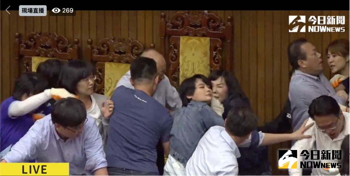 ▲立法院16日爆發藍綠衝突，賴品妤遭國民黨立委呂玉玲扯髮。（圖／NOWnews直播）