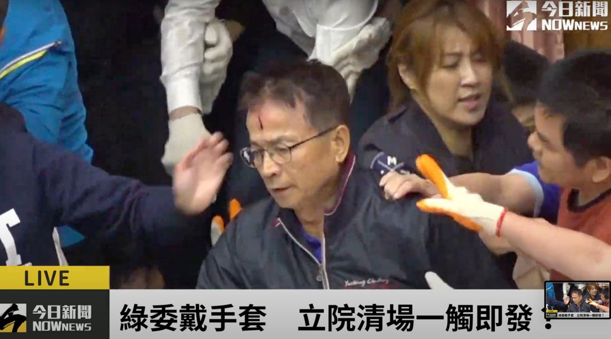 ▲國民黨立委賴士葆在今（16）日的抗爭中掛彩。（圖／翻攝自NOWnews直播畫面）