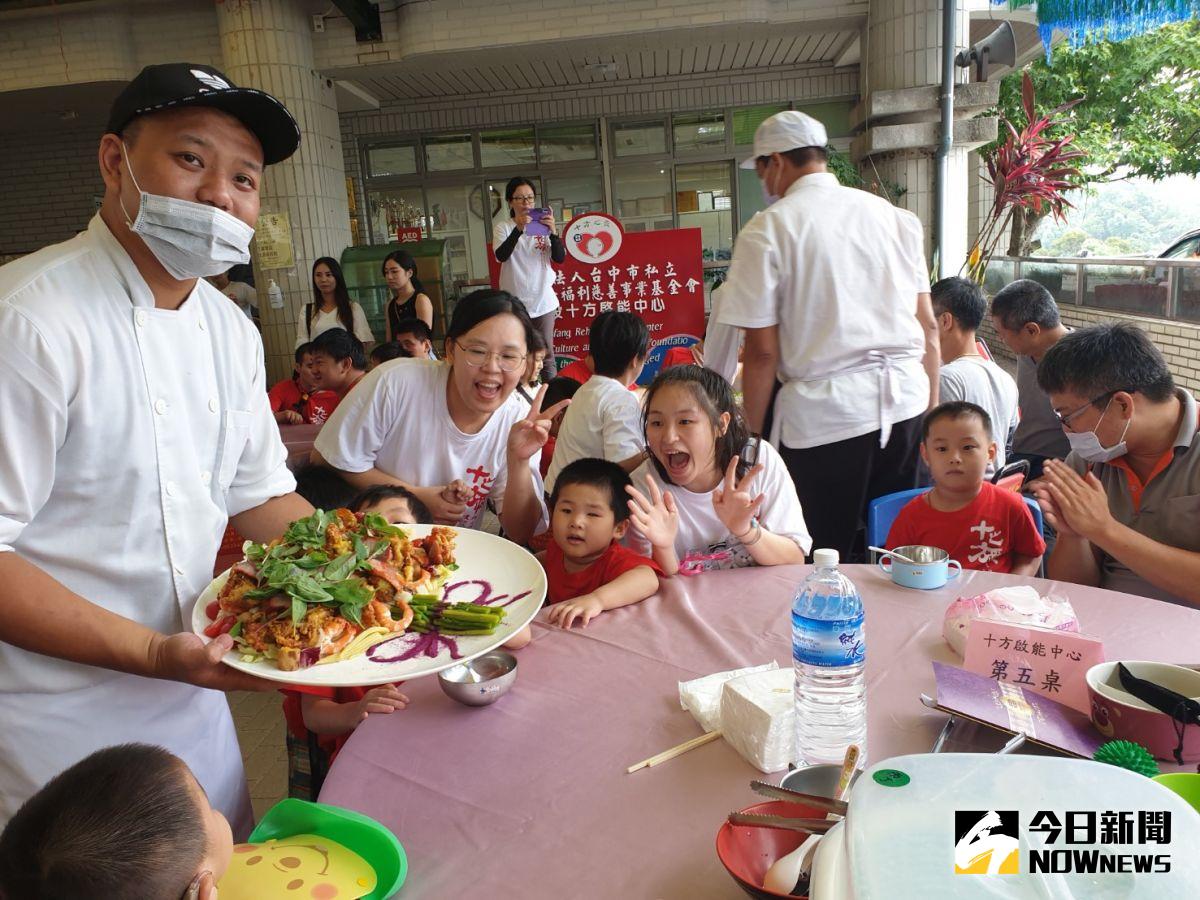 ▲由寶麗金餐飲集團廚藝總監池一明號召熱血主廚前進山區義煮，讓十方師生樂開懷。（圖／金武鳳攝，2020.7.16)