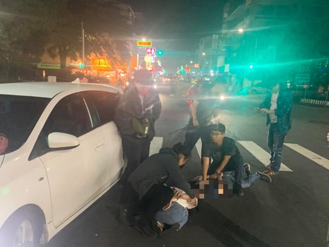 ▲警方將二嫌壓制於地。（圖／嘉義市警一分局提供）