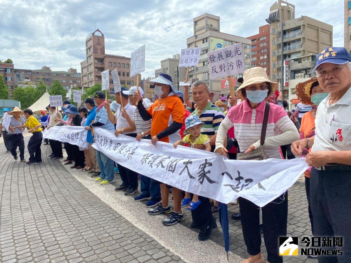 ▲近200名新屋民眾今天到市府拉白布條抗議，要求環保局嚴守農地農用原則，不該讓業者設置有汙染疑慮的回收場。（圖／記者李春台攝, 2020.07.16）