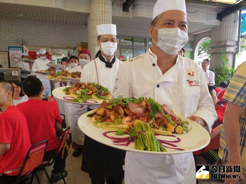 ▲來自全台熱血主廚為十方師生義煮,席開十一桌,上菜秀陣容整齊畫一。(圖/金武鳳攝,2020.7.16)
