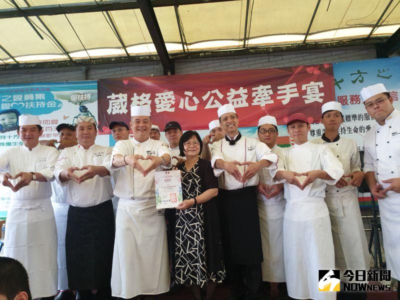 ▲十方啟能中心主任游月菊代表十方感謝廚師熱血做公益,用美食傳達幸福。(圖/金武鳳攝,2020.7.16)