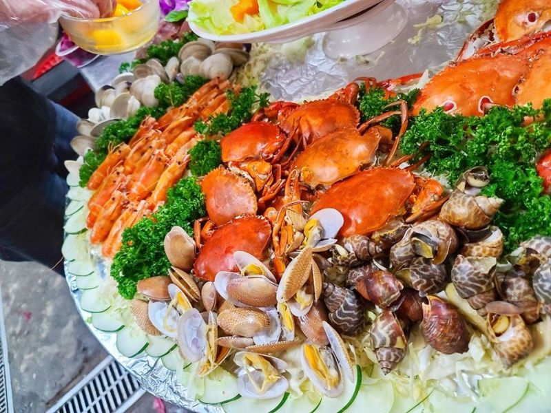 ▲網友貼出當天海鮮食材。(圖/翻攝爆廢公社二館臉書)