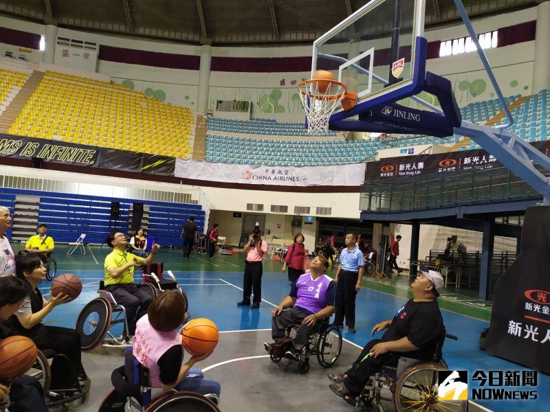 ▲與會來賓下場體驗坐輪椅打籃球，紛紛表示坐輪椅打籃球不簡單。（圖／記者葉靜美攝，2020.07.16）
