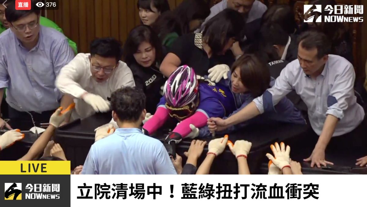 ▲國民黨立委陳玉珍16日身穿全套自行車手服裝死守主席台。(圖/NOWnews影音中心)