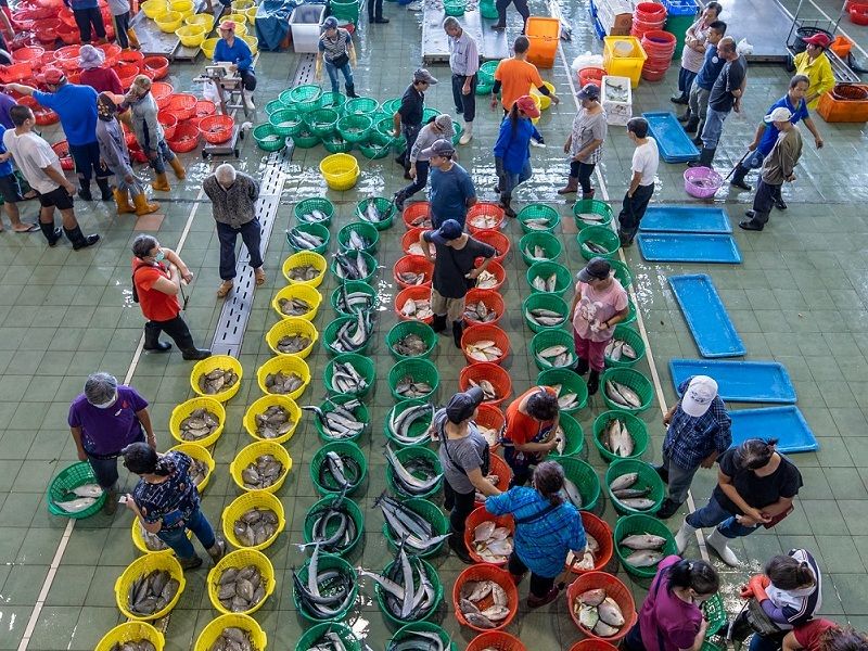 ▲高雄蚵仔寮漁港生鮮魚貨拍賣市場，採買漁貨人潮爆滿。(資料照／記者黃守作攝)