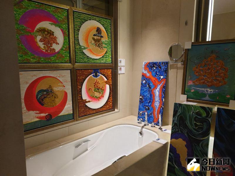 ▲第八屆台中藝博會在日月千禧酒店舉辦,不少藝術家參展作品多,連浴室都成了展場,引來參觀民眾莞爾。(圖/金武鳳攝,2020.7.16)