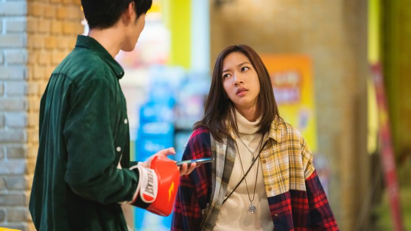 ▲▼陳妤(上圖左、下圖右)、曹佑寧在百貨公司跑個不停。(圖/華映