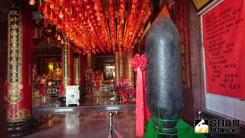 ▲相傳第二次世界大戰期間，美軍轟炸被日本殖民的台灣，有民眾目睹媽祖在雲端承接炸彈，合興宮媽祖因此被稱作「炸彈媽」。（圖／記者陳雅芳攝，2020.07.16）