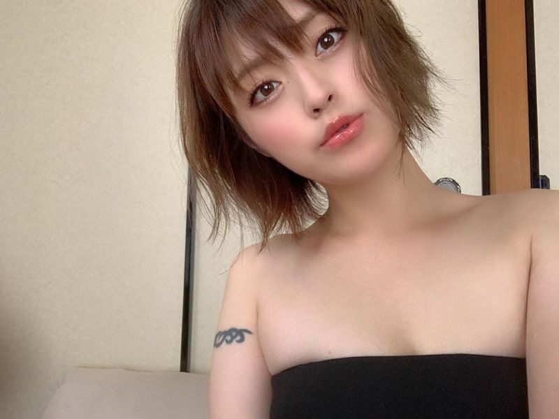 ▲板垣梓出道當AV女優後,曾害弟弟被同學欺負。(圖/板垣梓IG)