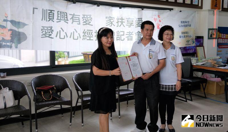 ▲為了幫助弱勢家庭度過難關,陳永聰透過毛筆書寫心經,進行愛心義賣。(圖/記者陳雅芳攝,2020.07.16)