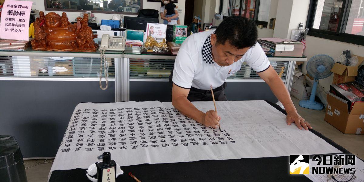 ▲陳永聰表示，念書時學過書法，長大後自學精進，每年過年都會字寫春聯送給親朋好友與顧客，很受歡迎。（圖／記者陳雅芳攝，2020.07.16）