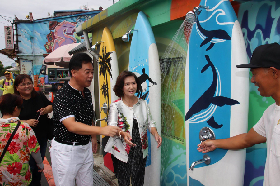 ▲宜蘭縣長林姿妙視察外澳衝浪運動設施改善情形。（圖／宜蘭縣政府提供)