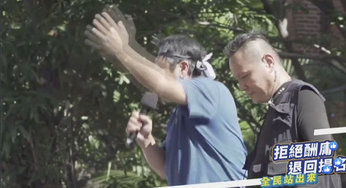 ▲國民黨支持者一早在立院外集結抗議。（圖／翻攝自羅智強臉書直播畫面）