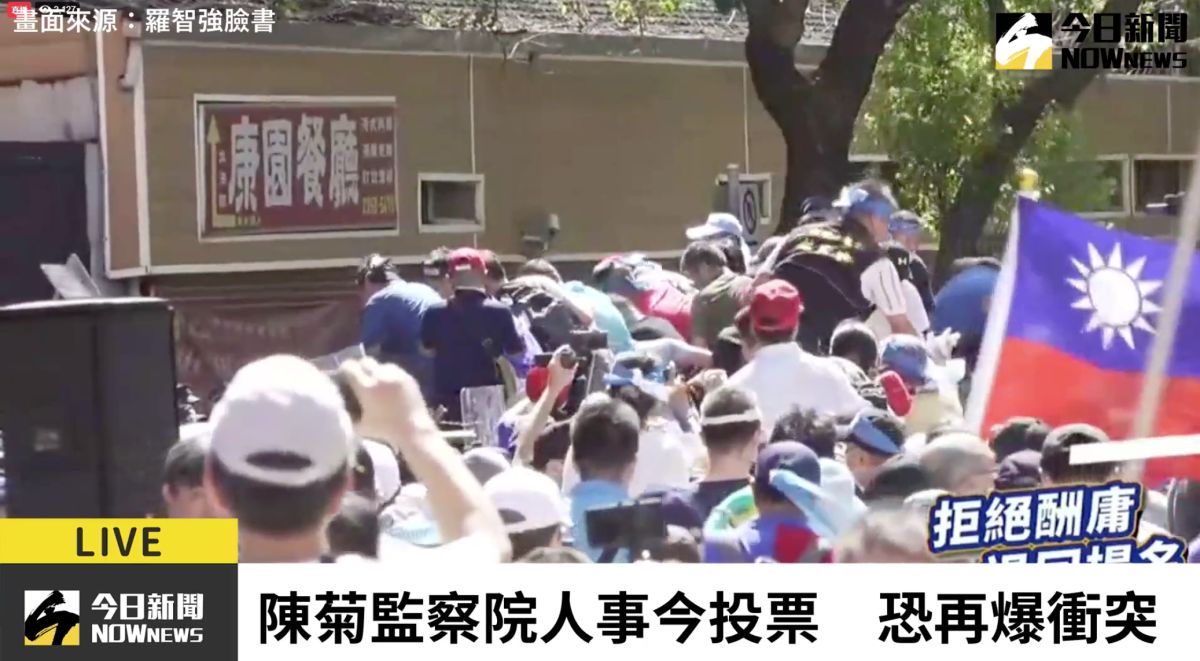 ▲挺藍民眾全爬上拒馬，試圖翻越闖進立法院。（圖／羅智強直播畫面）