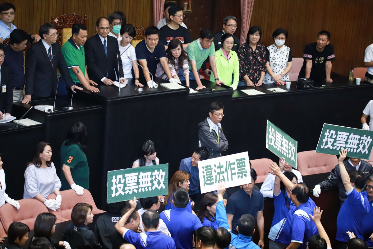 ▲游錫堃無視國民黨團抗議，逕行宣布投票，議場場面陷入混亂。 (圖/記者葉政勳攝)