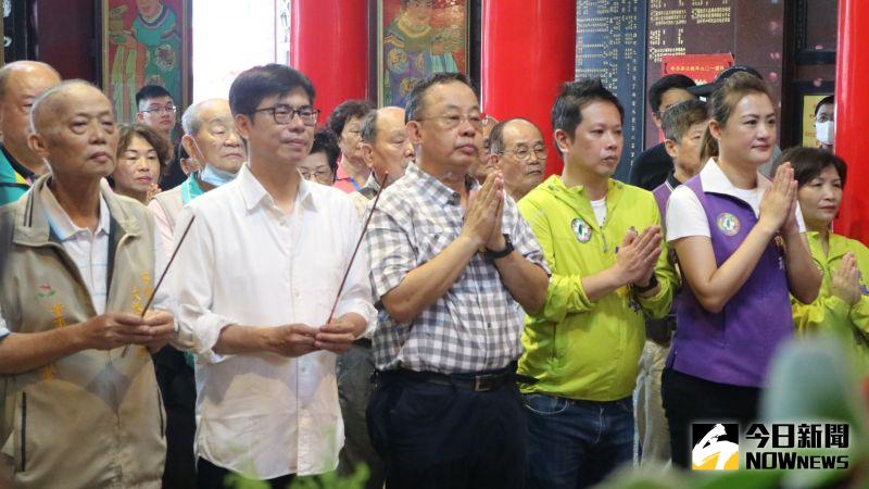 ▲今(17)日陳其邁到大港保安宮參拜時,反駁對手李眉蓁高雄「綠到出汁」的說法。(圖/記者鄭婷襄攝,2020.07.17)