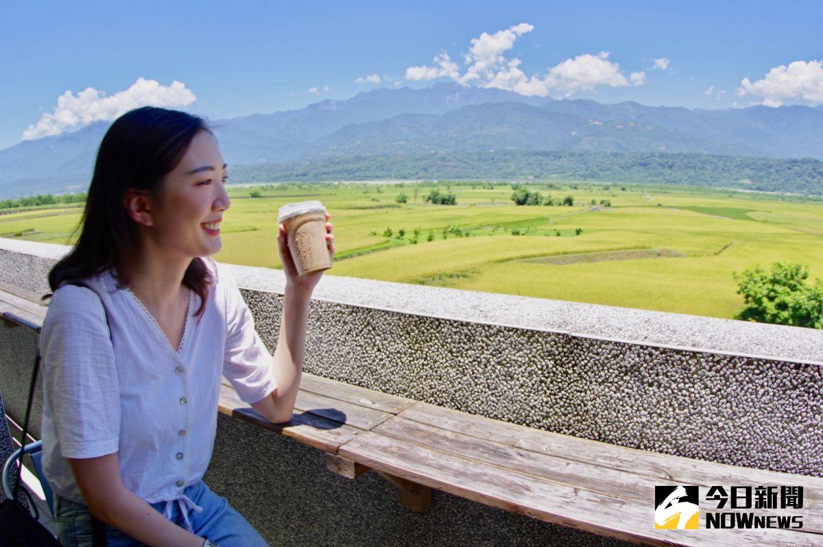 ▲由阿美族藝術家優席夫開設的「部落皇后藝術咖啡廳」，頂樓座位區還可以欣賞一望無際的稻田美景。（圖／記者陳致宇攝）