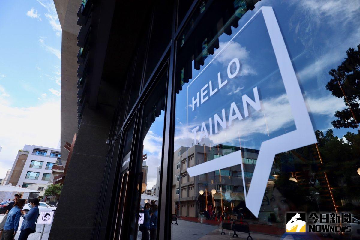 ▲飯店業者除了有優惠促銷外，搭配交通工具推出「鐵+酒」自由行優惠，兩天一夜行程比單買高鐵來回票還便宜。（圖／記者陳致宇攝）