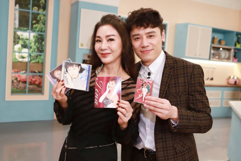 ▲邱志宇（右）拿陳美鳳當年專輯給她簽名。（圖