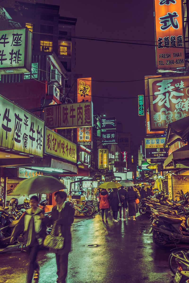 ▲他回到台北市後繼續在濃墨般地夜裡漫遊,讓自己迷失在這座城市。(