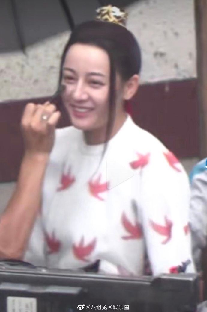 ▲迪麗熱巴近照遭指發福。(圖/八組兔區娛樂圈微博)
