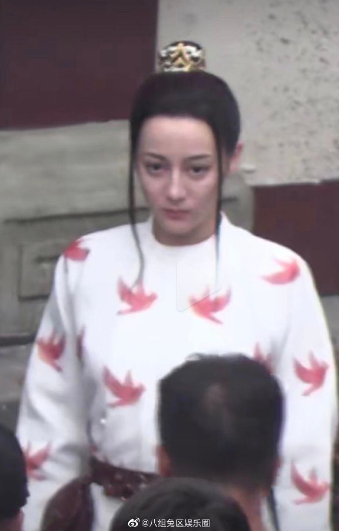 ▲迪麗熱巴近照遭指發福。(圖/八組兔區娛樂圈微博)