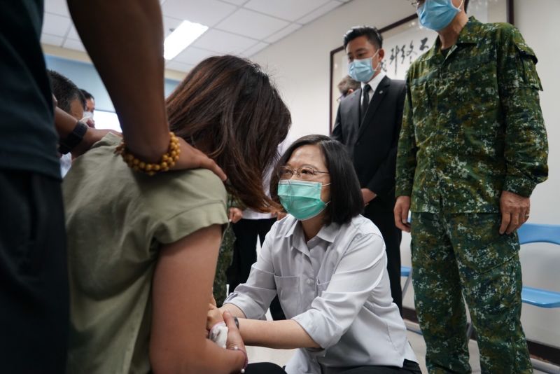 ▲總統蔡英文到新竹空軍醫院慰問殉職戰搜直升機飛官家屬。（圖／金祐妤攝.2020.07.17）