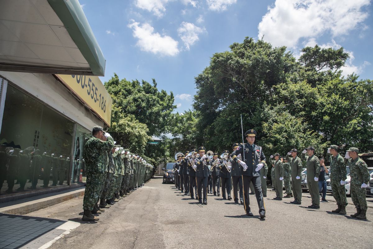 ▲國防部長嚴德發17日率國防部代表前往國軍桃園總醫院懷遠堂向殉職飛官悼念致意。（圖／軍聞社提供）