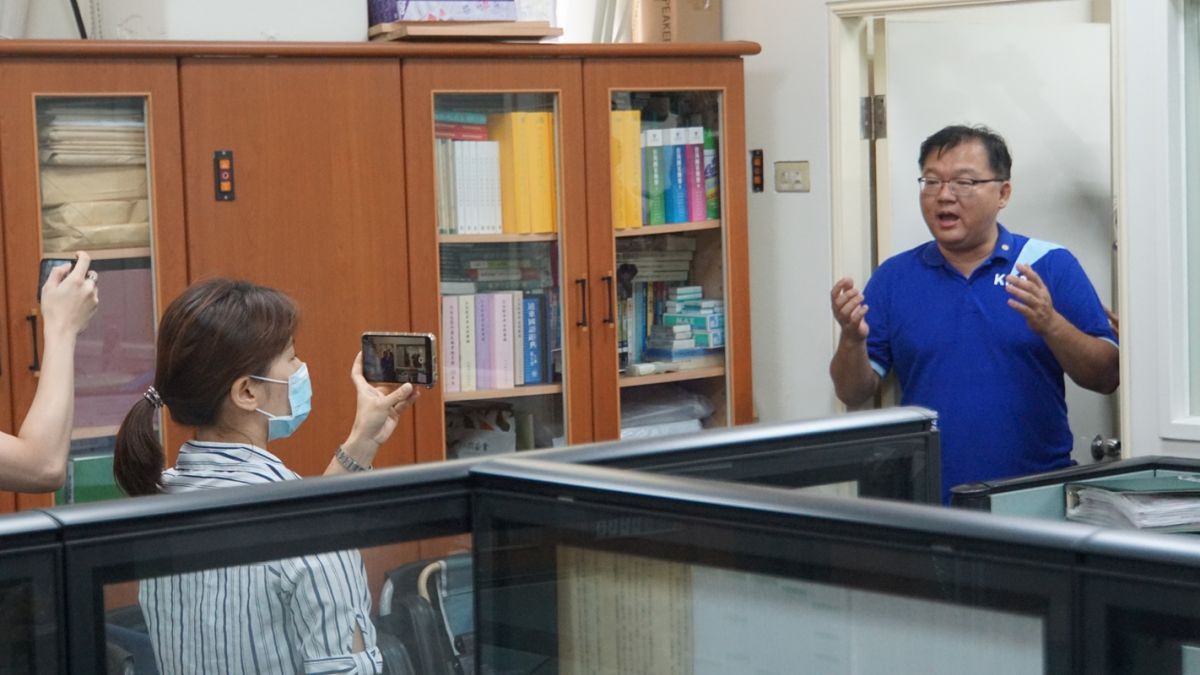 ▲國民黨立委李德維、洪孟楷17日當眾踹開民進黨團辦公室的門，指控2綠委偷竊。(圖/記者呂炯昌攝)