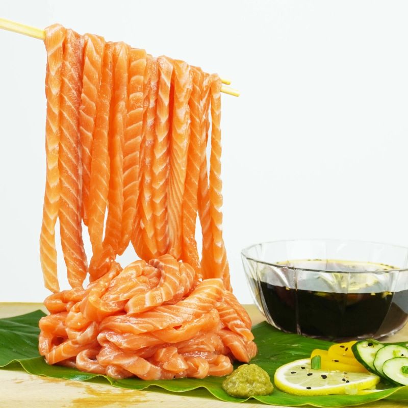 ▲新加坡餐廳推出全新的鮭魚「生魚麵」。（圖／翻攝自Run