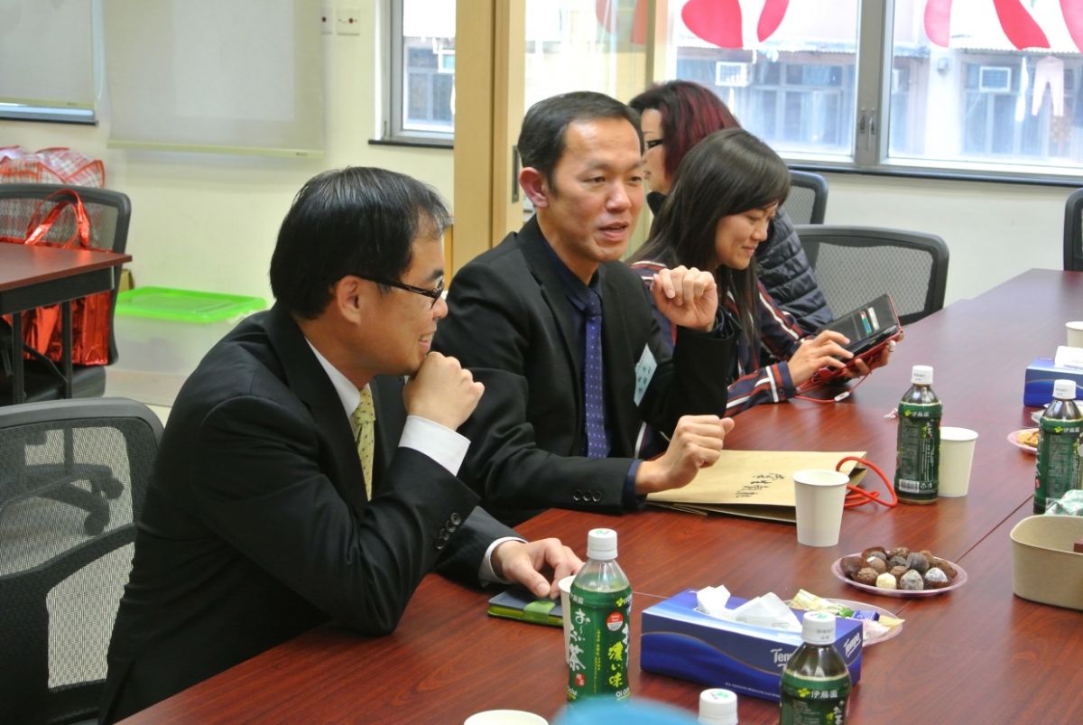 ▲駐港台北經濟文化代表處代處長高銘村（左二）拒簽一中切結離港返台。（圖／翻攝自港澳台灣同鄉會官網）