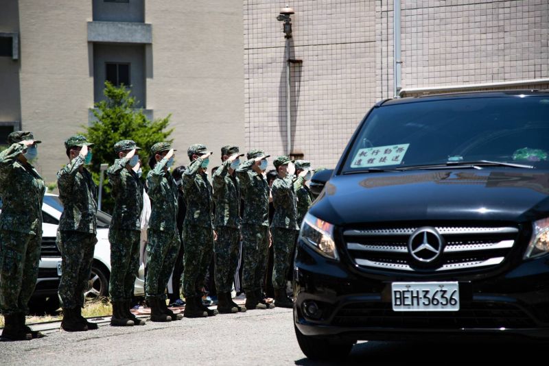 ▲今(17)日中午、軍方在新竹空軍醫院旁舉行移靈儀式,601旅弟兄列隊送同袍最後一程,場面哀戚肅穆。(國防部提供)