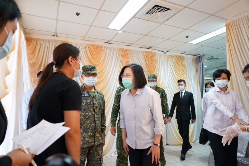 ▲總統蔡英文今(17)日到新竹空軍醫院慰問殉職飛官家屬。(國防部提供)