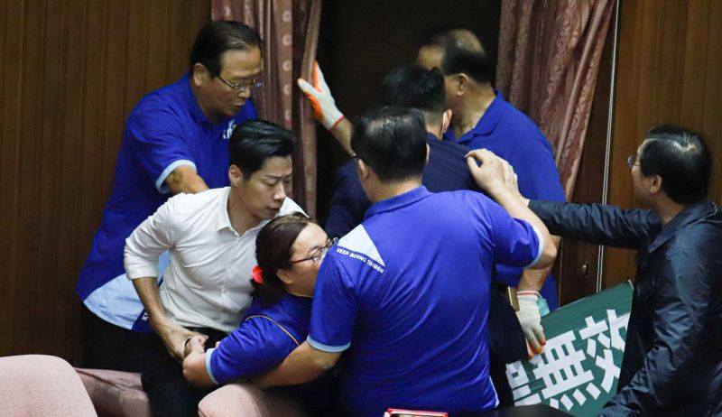 ▲無黨籍立委林昶佐指控國民黨立委陳玉珍手伸入他褲袋搶票。（圖／記者葉政勳攝）