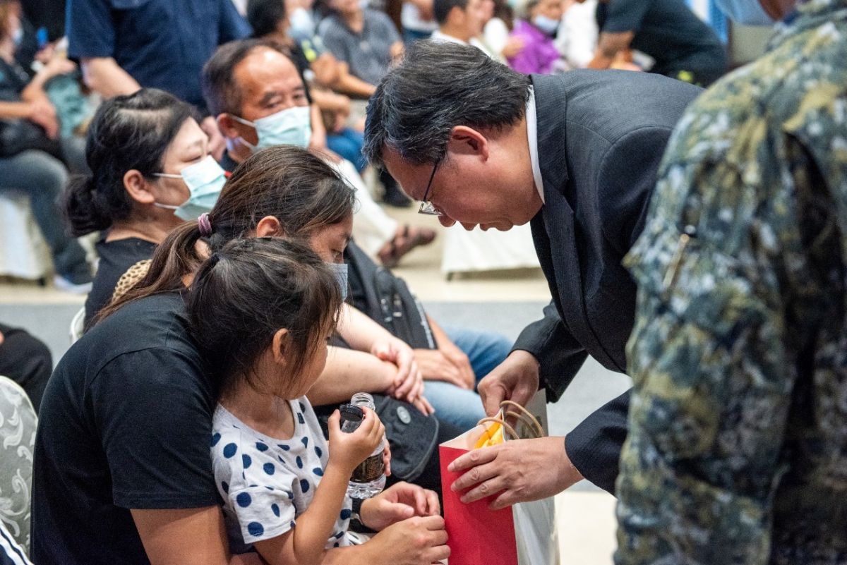 ▲鄭文燦今天下午前往設在國軍桃園總醫院的靈堂慰問兩位殉職的國軍英雄與家屬，並表示「相信全國人民都會感謝他們，因此特別向他們致意」。（圖／桃園市政府提供）