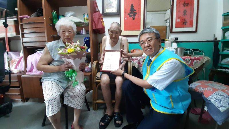 ▲李福堂高齡103歲、管文英95歲，倆人因戰亂分離近半世紀，直到開放探親，才再次相遇、攜手共度餘生，會後楊雨榮親自將表揚狀及禮品等送至李家。（圖／記者葉靜美攝，2020.07.17）