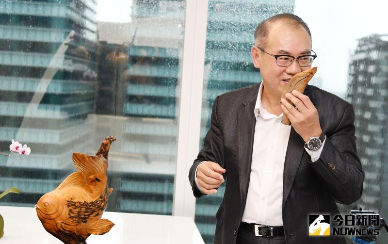 ▲台灣彩券公司總經理蔡國基會也會把台灣檜木收藏品剩下的木頭削成片狀,拿來當咖啡攪拌棒,為咖啡添加不同風味。(圖/記者林調遜攝)