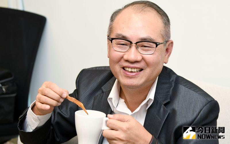 ▲台灣彩券公司總經理蔡國基會也會把台灣檜木收藏品剩下的木頭削成片狀,拿來當咖啡攪拌棒,為咖啡添加不同風味。(圖/記者林調遜攝)