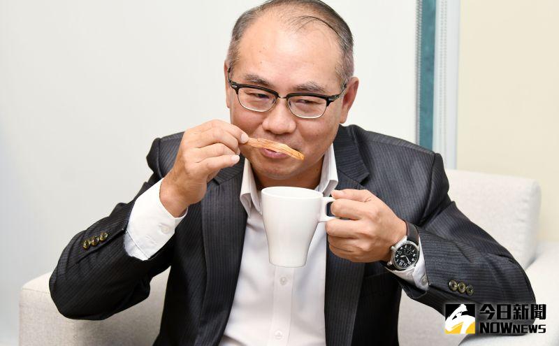 ▲台灣彩券公司總經理蔡國基會把台灣檜木收藏品剩下的木頭削成片狀,拿來當咖啡攪拌棒,為咖啡添加不同風味。(圖/記者林調遜攝)