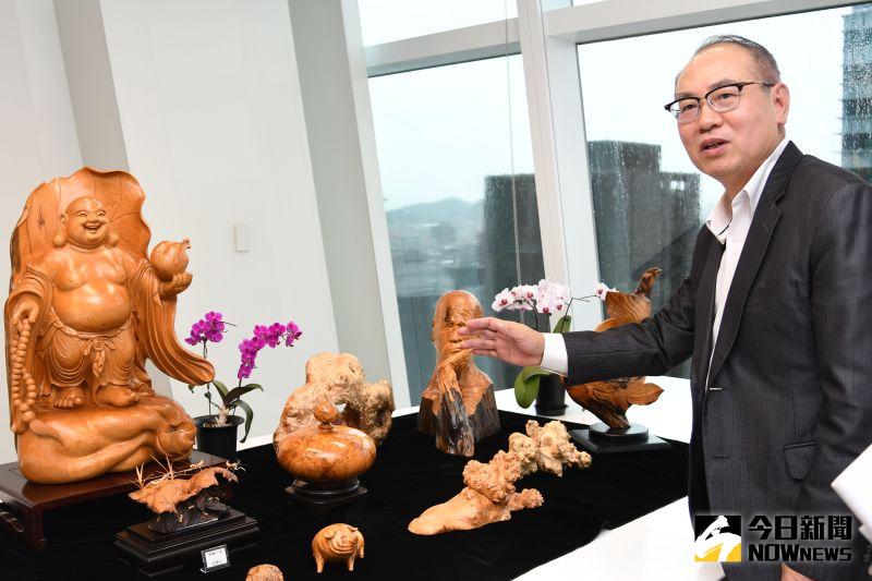 ▲台灣彩券公司總經理蔡國基首次公開他的台灣檜木收藏品。（圖／記者林調遜攝）