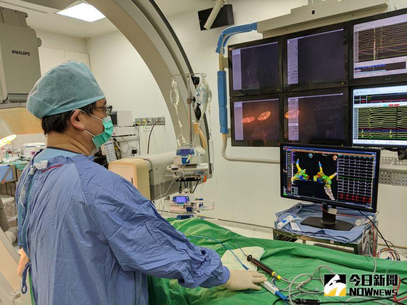 ▲吳焜烺醫師利用3D立體系統置放診斷導管進行電生理檢查，來定位不正常傳導系統。（圖／記者陳雅芳攝，2020.07.17）