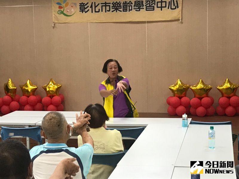 ▲樂齡學習中心這次桌遊好好玩的課程,有八週不一樣的課題設計多樣化,每次準備精彩的桌遊課程來為長輩上課。(圖/記者陳雅芳攝,2020.07.17)