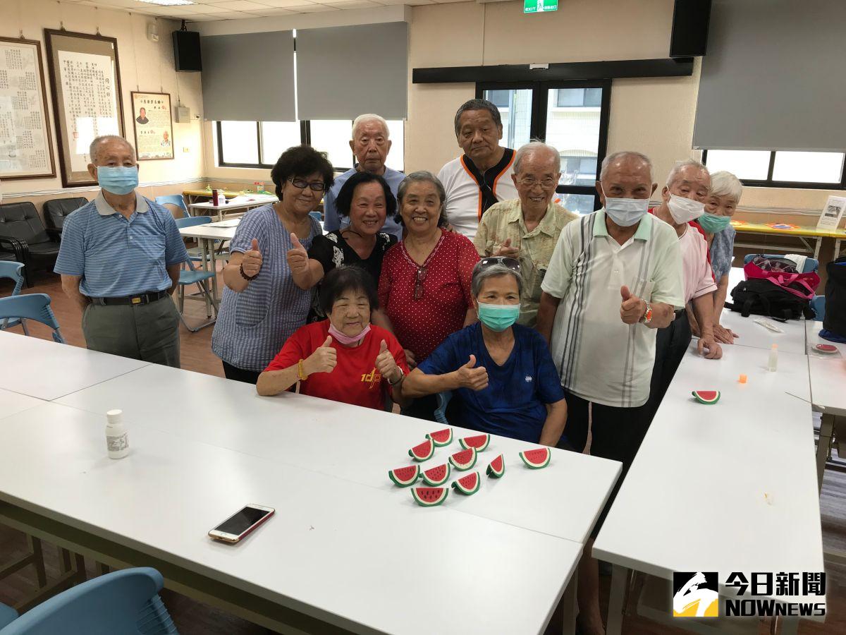 ▲中彰榮家辦理樂齡學習「桌遊好好玩」課程，藉此訓練手部精細動作，減緩長輩生理功能的老化並減少失憶。（圖／記者陳雅芳攝）