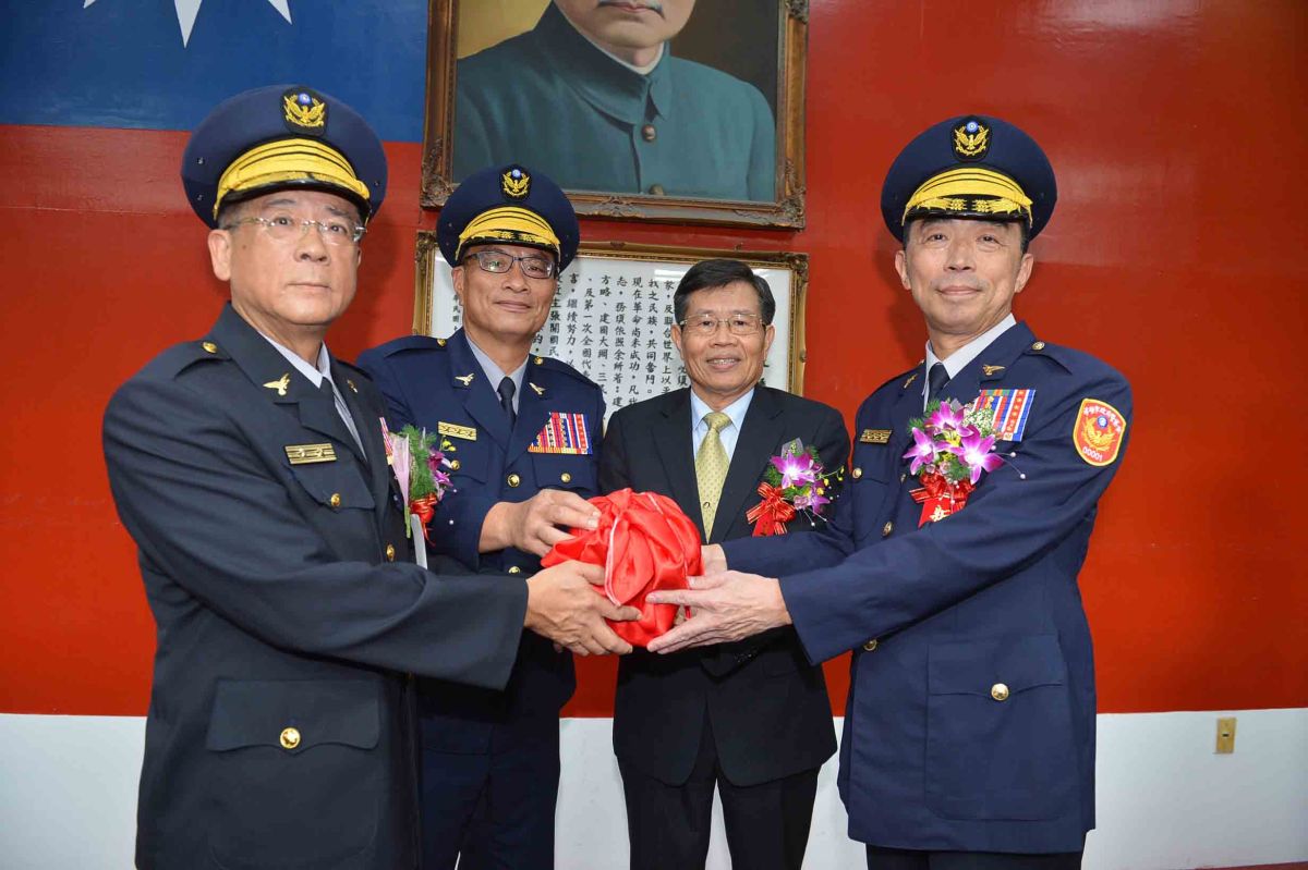 ▲高雄市政府警察局今(17)日舉行新舊任警察局長交接典禮，新任局長劉柏良在代理市長楊明州的見證及警政署副署長黃宗仁監交下完成交接典禮。（圖／高市府提供）