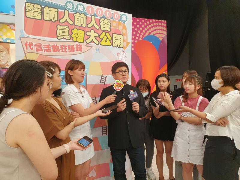 ▲胡瓜(中)只想再主持二年。(圖/東森綜合台)