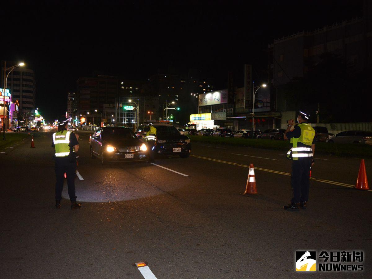 ▲警方實施路檢勤務。（圖／記者郭政隆攝影2020.7.17）