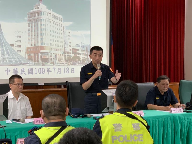 ▲劉柏良上任首日就決定針對舞廳砍人案的新興區八大業者進行臨檢,期許在「專業」、「廉潔」、「科技」、「服務」的品質政策下,提供市民一個更安全的宜居城市。(圖/記者郭凱杰翻攝,2020.07.18)